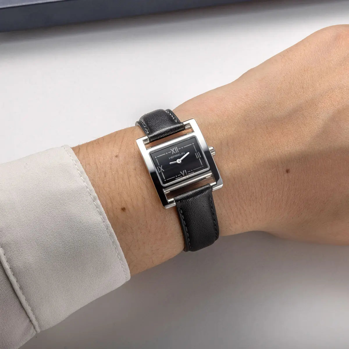 Ve AVENUE – QUARTZ – ACIER & CUIR NOIR