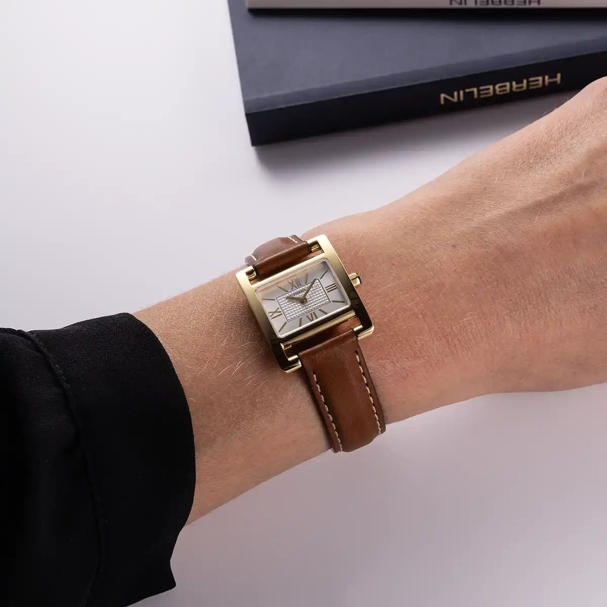 Ve AVENUE – QUARTZ – PVD OR JAUNE, CUIR & INDEX
